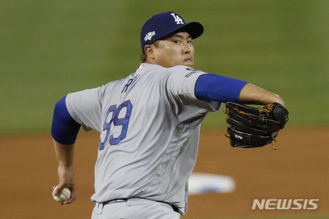 【워싱턴=AP/뉴시스】LA 다저스 선발투수 류현진이 6일(현지시간) 워싱턴의 내셔널스 파크에서 열린 내셔널리그 디비전시리즈(NLDS) 워싱턴 내셔널스와의 3차전에 선발 출전해 2회 투구하고 있다.류현진은 1회 2점 홈런을 허용해 0-2로 뒤진 가운데 다저스는 4회 초 공격을 이어가고 있다. 2019.10.07.