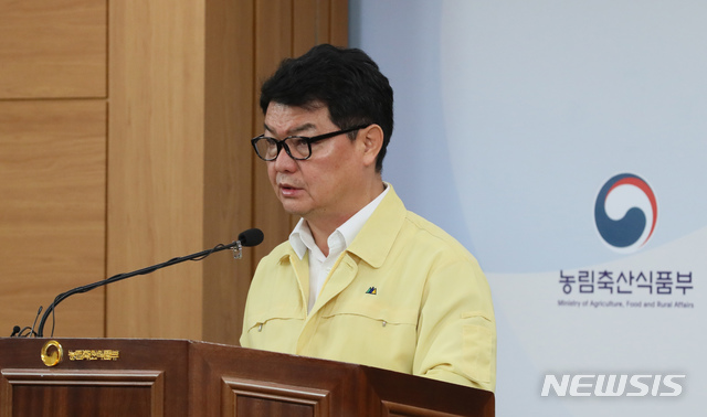 【세종=뉴시스】강종민 기자 = 오순민 농림축산식품부 방역정책국장이 7일 오전 정부세종청사에서 아프리카돼지열병(ASF) 방역 추진 상황을 발표하고 있다. 2019.10.07. ppkjm@newsis.com