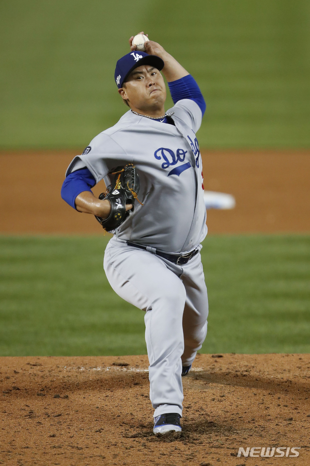 【워싱턴=AP/뉴시스】LA 다저스 선발투수 류현진이 6일(현지시간) 워싱턴의 내셔널스 파크에서 열린 내셔널리그 디비전시리즈(NLDS) 워싱턴 내셔널스와의 3차전에 선발 출전해 2회 투구하고 있다. 류현진은 1회 2점 홈런 허용 후 맥스 먼시가 5회 1점 홈런으로 1점을 만회해 다저스가 1-2로 뒤진 가운데 6회 초 공격을 이어가고 있다. 2019.10.07.