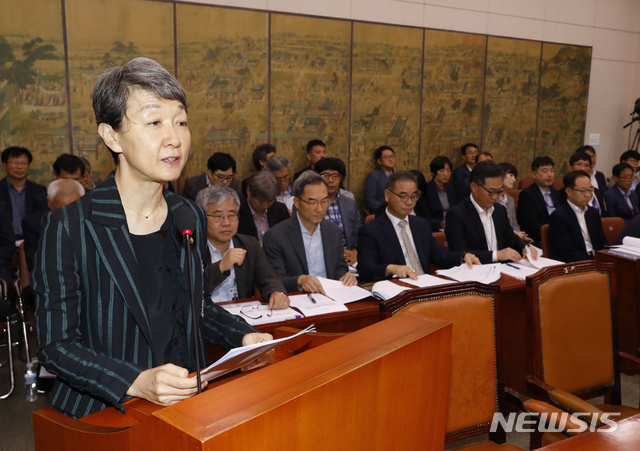 【서울=뉴시스】고승민 기자 = 7일 서울 여의도 국회에서 열린 문화체육관광위원회의 문화재청 등 국정감사에서 정재숙 문화재청장이 업무보고를 하고 있다. 2019.10.07. kkssmm99@newsis.com