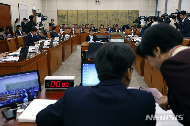 【서울=뉴시스】고승민 기자 = 7일 서울 여의도 국회에서 열린 문화체육관광위원회의 문화재청 등 국정감사에서 정재숙 문화재청장이 참석자 소개를 하고 있다. 2019.10.07.kkssmm99@newsis.com