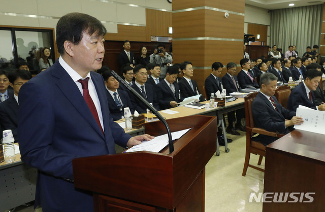 【서울=뉴시스】최동준 기자 = 7일 서울 서초구 서울고등검찰청에서 열린 국회 법제사법위원회의 서울고검, 서울중앙지검, 서울동부지검, 서울남부지검, 서울북부지검, 서울서부지검, 의정부지검, 인천지검, 수원고검, 수원지검, 춘천지검 국정감사에서 배성범 서울중앙지검장이 업무보고를 하고 있다. 2019.10.07.&nbsp; photocdj@newsis.com