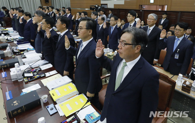 【서울=뉴시스】최동준 기자 = 7일 서울 서초구 서울고등검찰청에서 열린 국회 법제사법위원회의 서울고검, 서울중앙지검, 서울동부지검, 서울남부지검, 서울북부지검, 서울서부지검, 의정부지검, 인천지검, 수원고검, 수원지검, 춘천지검 국정감사에서 검찰 간부들이 선서를 하고 있다. 2019.10.07. photocdj@newsis.com