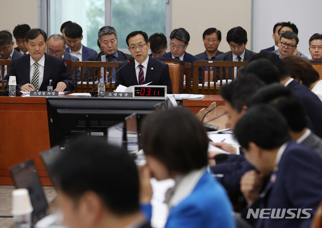 【서울=뉴시스】고승민 기자 = 7일 서울 여의도 국회에서 열린 행정안전위원회의 소방청 국정감사에서 정문호 소방청장이 의원 질의에 답하고 있다. 2019.10.07.kkssmm99@newsis.com