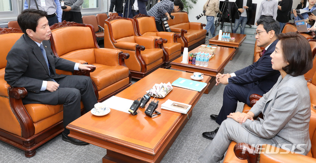 【서울=뉴시스】김명원 기자 = 7일 오전 서울 여의도 국회 운영위원장실에서 이인영 더불어민주당 원내대표, 나경원 자유한국당 원내대표, 오신환 바른미래당 원내대표 등 여야 3당 원내대표가 만나 현안 관련 이야기를 나누고 있다. 2019.10.07.&nbsp; kmx1105@newsis.com