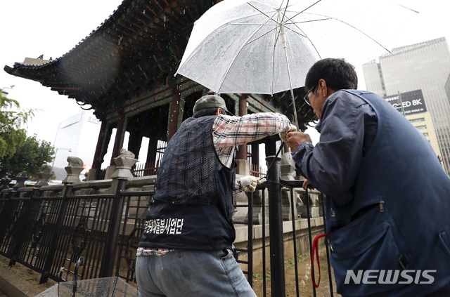 【서울=뉴시스】최진석 기자 = 7일 오전 서울 종로구 사적 171호 고종 어극 40년 칭경 기념비에서 종로구문화재돌봄사업단 관계자들이 훼손된 펜스 복구작업을 하고 있다.  박원순 서울시장은 이날 오전 YTN라디오 '노영희의 출발 새아침' 인터뷰에서 "3일 광화문 집회 과정에서 참가자들이 사적인 고종 어극 40년 칭경 기념비 내부로 들어와서 음식물, 주류를 섭취했다"며 "거기는 출입금지 구역이고, 또 현장에서 직원들이 출입을 막고 2시간 내내 경보음을 내보냈는데도 불구하고 펜스라든지 시설물 일부를 훼손했다"고 밝혔다. 2019.10.07.myjs@newsis.com