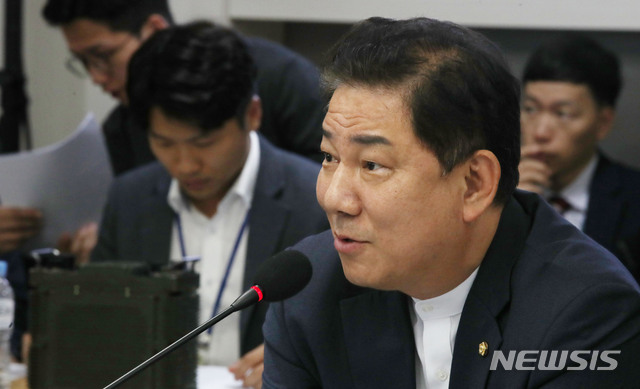 【과천=뉴시스】박미소 기자 = 7일 오전 경기 정부과천청사 방위사업청에서 열린 국회 국방위원회의 국정감사에서 방위사업청, 국방과학연구소, 국방기술품질원 등에 대한 국정감사에서 더불어민주당 김병기 의원이 차세대 군용다기능무전기(TMMR) 관련 질의를 하고 있다. 차세대 군용다기능무전기(TMMR)가 김 의원 뒤로 보이고 있다.2019.10.07. misocamera@newsis.com