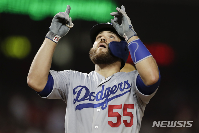 【워싱턴=AP/뉴시스】 LA 다저스의 러셀 마틴이 7일(한국시간) 워싱턴DC의 내셔널스 파크에서 열린 워싱턴 내셔널스와의 2019 메이저리그(MLB) 내셔널리그 디비전시리즈(NLDS) 3차전에서 6회초 역전 2타점 적시 2루타를 떄려낸 후 기뻐하고 있다. 2019.10.07