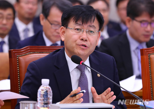 【서울=뉴시스】 장세영 기자 = 김경규 농촌진흥청 청장이 7일 오전 서울 여의도 국회에서 열린 국회 농림축산식품해양수산위원회 회의실에서 열린 농촌진흥청 농림식품기술기획평가원, 농업기술실용화재단 국정감사에 참석해 의원 질의에 답하고 있다. 2019.10.07.photothink@newsis.com