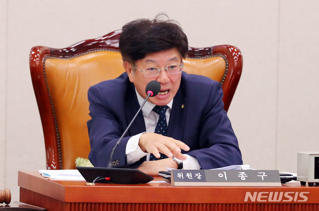 【서울=뉴시스】 장세영 기자 = 이종구 산업통상자원중소벤처기업위원회 위원장이 7일 오전 서울 여의도 국회 산업통상자원중소벤처기업위원회 회의실에서 열린 산업통상자원부 국정감사에 성윤모 산업통상자원부 장관에게 제출에 대해 이야기 하고 있다. 2019.10.07.&nbsp; photothink@newsis.com