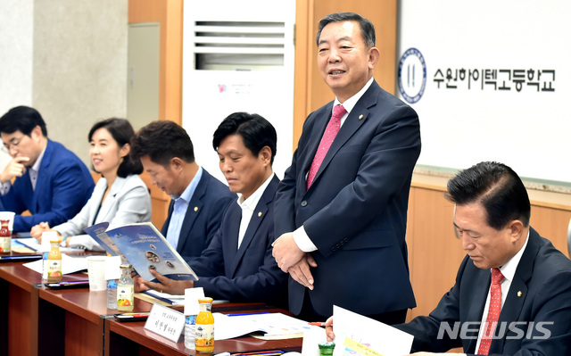 【수원=뉴시스】 김종택 기자 = 이찬열 국회 교육위원장이 지난 7일 오전 경기도 수원시 영통구 수원하이텍 고등학교를 방문해 인사말을 하고 있다. 이 의원은 10일 59개 대학에서 저소득층을 위한 등록금 지원 규칙을 준수하지 않았다고 밝혔다. 2019.10.07.semail3778@naver.com