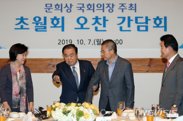 【서울=뉴시스】고승민 기자 = 문희상 국회의장과 야당 대표들이 7일 서울 여의도 국회 사랑재에서 열린 초월회 오찬 간담회에 참석해 기념촬영을 하고 있다. (왼쪽부터) 심상정 정의당 대표, 문 의장, 황교안 자유한국당 대표, 정동영 민주평화당 대표.&nbsp; 날 더불어민주당 이해찬 대표는 초월회가 정쟁 성토의 장으로 변질되고 있다며 국민 마음을 고려해 참석하지 않았다고 밝혔다. 2019.10.07.&nbsp; photo@newsis.com 