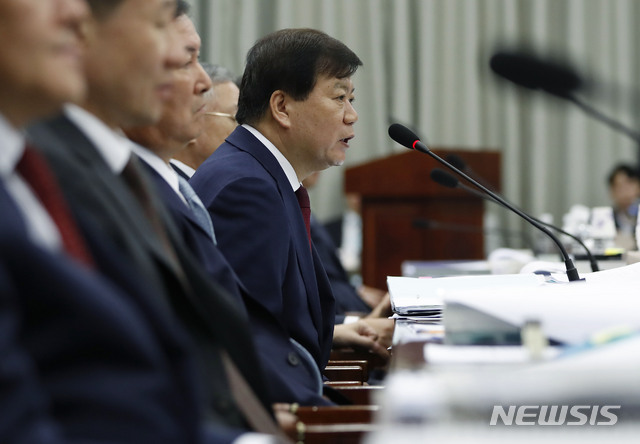 【서울=뉴시스】최동준 기자 = 7일 서울 서초구 서울고등검찰청에서 열린 국회 법제사법위원회의 서울고검, 서울중앙지검, 서울동부지검, 서울남부지검, 서울북부지검, 서울서부지검, 의정부지검, 인천지검, 수원고검, 수원지검, 춘천지검 국정감사에서 배성범 서울중앙지검장이 의원 질의에 답변하고 있다. 2019.10.07.&nbsp; photocdj@newsis.com