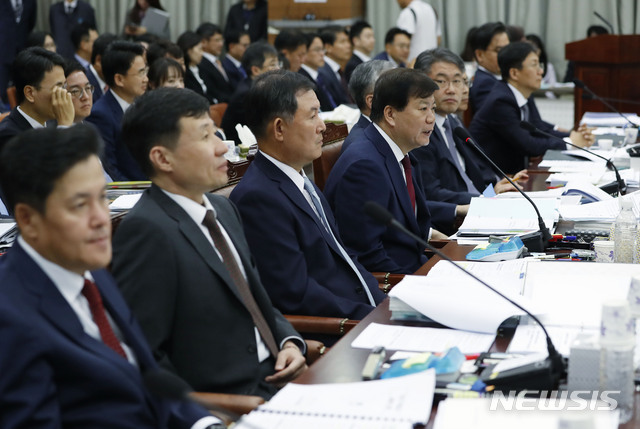 【서울=뉴시스】최동준 기자 = 7일 서울 서초구 서울고등검찰청에서 열린 국회 법제사법위원회의 서울고검, 서울중앙지검, 서울동부지검, 서울남부지검, 서울북부지검, 서울서부지검, 의정부지검, 인천지검, 수원고검, 수원지검, 춘천지검 국정감사에서 배성범 서울중앙지검장이 의원 질의에 답변하고 있다. 2019.10.07.&nbsp; photocdj@newsis.com