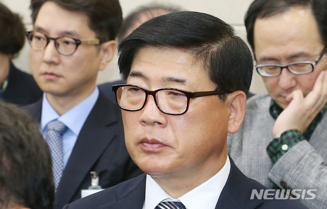 【서울=뉴시스】이종철 기자 = 7일 서울 여의도 국회에서 열린 보건복지위원회의 식품의약품안전처 국정감사에서 증인으로 출석한 조경수 롯데푸드 대표가 심각한 표정을 하고 있다. 2019.10.07. jc4321@newsis.com