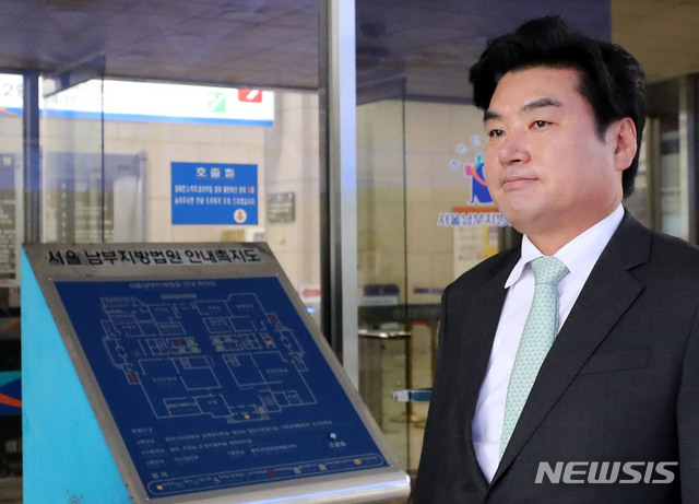 [서울=뉴시스]박주성 기자 = 특정범죄가중처벌법상 뇌물, 정치자금법 위반 등 혐의를 받고 있는 자유한국당 원유철 의원이 지난해 10월7일 오후 서울 양천구 서울남부지법에서 열린 결심공판을 마친 후 법원을 나서고 있다. 20192019.10.07. park7691@newsis.com