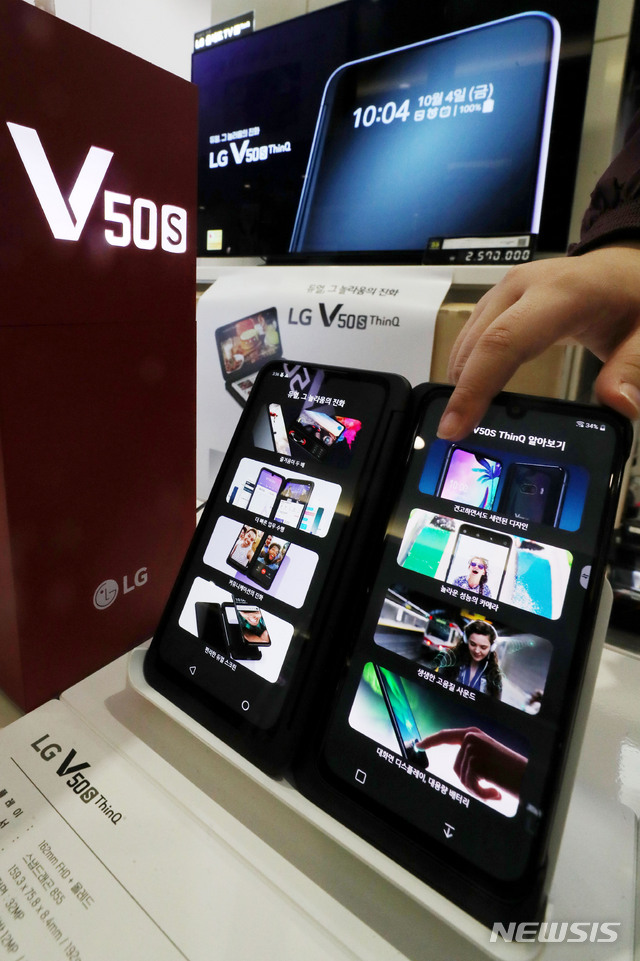 【서울=뉴시스】홍효식 기자 = LG전자는 3분기 매출 15조6990억원, 영업이익 7811억원을 기록했다고 7일 잠정 공시했다. 매출액은 전년 동기 대비 1.8% 늘었고, 영업이익은 전년동기 대비 4.3% 증가했다. 이번 실적 호조 배경으로는 새 스마트폰 'V50' 제품의 인기에 따른 MC사업본부의 적자폭 감소 등이 꼽힌다. 사진은 이날 오후 서울 영등포구 여의도 LG전자 베스트샵 트윈타워점 진열된 스마트폰 V50 제품. 2019.10.07.&nbsp; yesphoto@newsis.com
