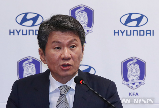 【파주=뉴시스】박미소 기자 = 정몽규 한국축구협회장이 7일 오후 경기 파주 축구국가대표훈련원(NFC) 본관 강당에서 열린 '2019~2023 KFA 및 축구국가대표팀 현대자동차 공식파트너 계약 조인식'에서 소감을 전하고 있다 2019.10.07. misocamera@newsis.com