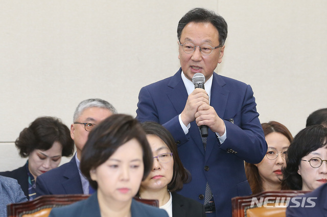 【서울=뉴시스】이종철 기자 = 7일 서울 여의도 국회에서 열린 보건복지위원회의 식품의약품안전처 국정감사에서 이우석 코오롱생명과학 대표가 인보사 관련 사과의 말을 하고 있다. 2019.10.07. jc4321@newsis.com 