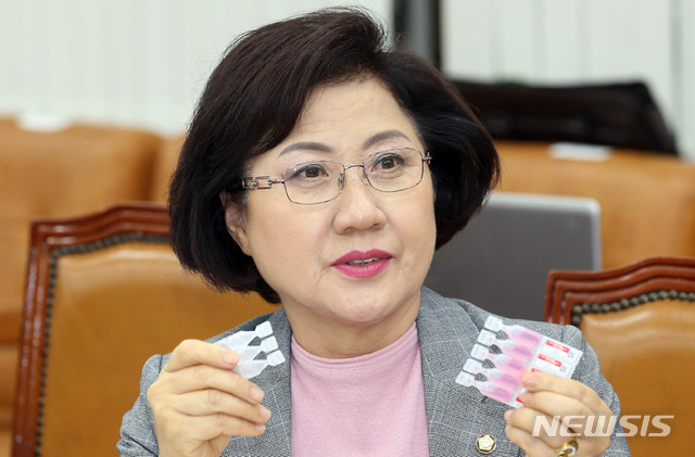 【서울=뉴시스】이종철 기자 = 7일 서울 여의도 국회에서 열린 보건복지위원회의 식품의약품안전처 국정감사에서 바른미래당 최도자 의원이 1회용 점안액을 들고 문제점을 질의하고 있다. 2019.10.07.jc4321@newsis.com