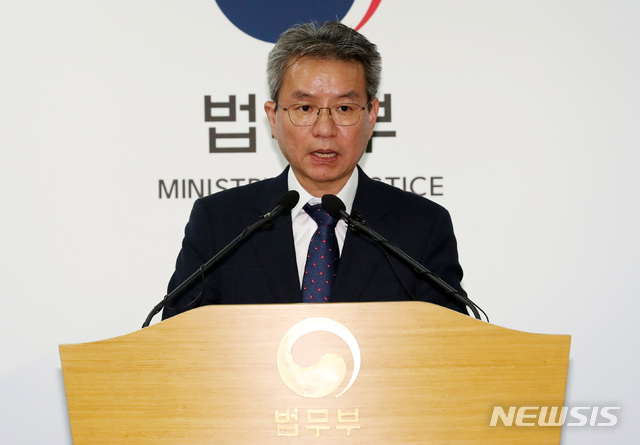 [과천=뉴시스]이영환 기자 = 김남준 제2기 법무·검찰개혁위원회 위원장이 지난해 10월7일 오후 경기 과천시 법무부 브리핑실에서 법무·검찰개혁위원회 회의 관련 브리핑을 하고 있다. 2019.10.07. 20hwan@newsis.com