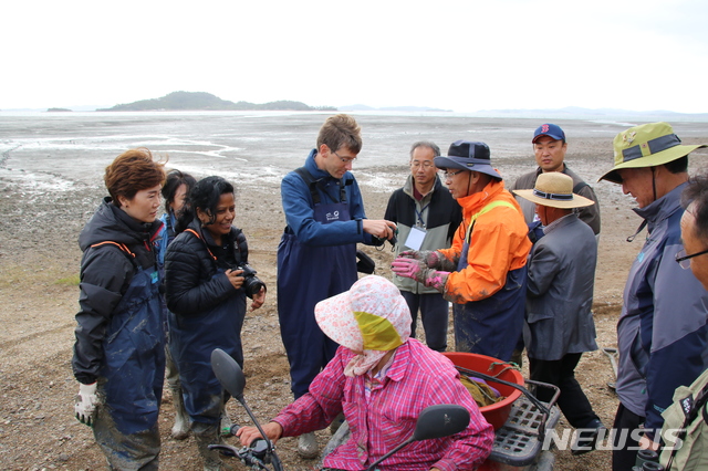 【서울=뉴시스】 문화재청과 해양수산부는 2019년도 유네스코 세계자연유산으로 신청한 '한국의 갯벌'이 9월30일부터 7일까지 세계자연보전연맹의 현지 실사를 받았다고 8일 밝혔다. 신안 갯벌 실사 현장. (사진 = 문화재청 제공) 2019.10.08. suejeeq@newsis.com