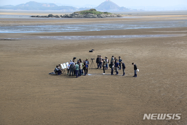 【서울=뉴시스】 문화재청과 해양수산부는 2019년도 유네스코 세계자연유산으로 신청한 '한국의 갯벌'이 9월30일부터 7일까지 세계자연보전연맹의 현지 실사를 받았다고 8일 밝혔다. 신안 갯벌 실사 현장. (사진 = 문화재청 제공) 2019.10.08. suejeeq@newsis.com