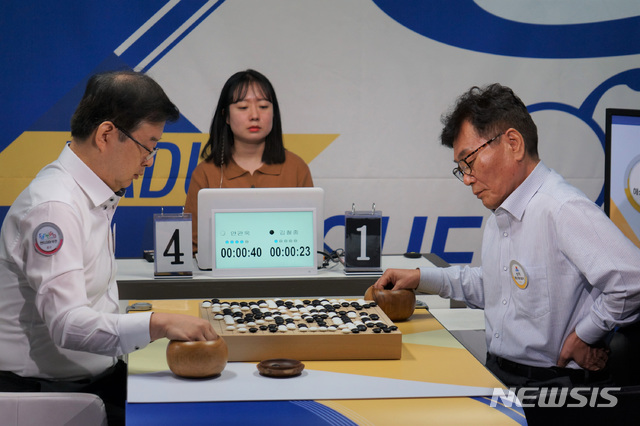 1국 승자 김철중(오른쪽) vs 안관욱 ⓒ한국기원