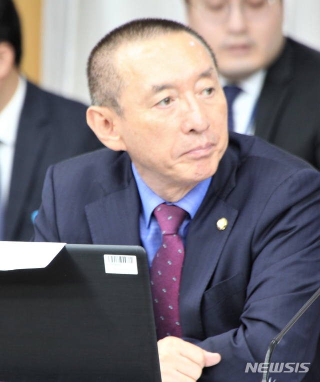 【대전=뉴시스】조명휘 기자 = 자유한국당 김석기(경북 경주시) 국회의원이 8일 대전시청 대회의실서 열린 국회 국토교통위원회의 국정감사에 출석해 질의를 하고 있다. 2019.10.08&nbsp;&nbsp; joemedia@newsis.com