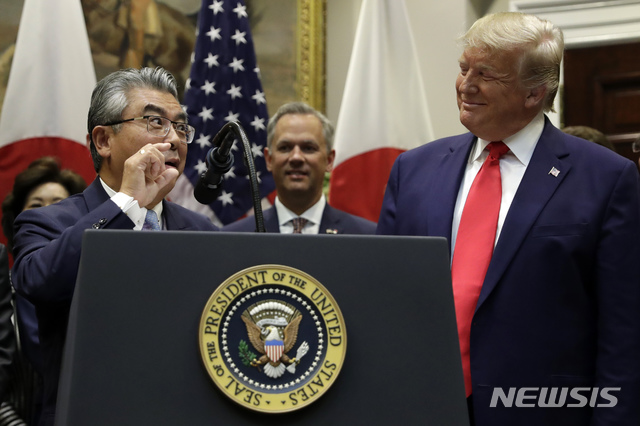 【워싱턴=AP/뉴시스】도널드 트럼프(오른쪽) 미국 대통령이 7일(현지시간) 백악관 루즈벨트룸에서 열린 미일 무역협정서 서명식에 참석해 스기야마 신스케 주미 일본 대사의 발언을 듣고 있다. 미일 양국은 일본의 농산물 시장 추가 개방 등을 골자로 한 미·일 무역협정에 공식 서명했으며 아베 신조 내각은 다음 주 중 협정 승인을 요구하는 의안을 국회에 제출할 예정이다. 2019.10.08.