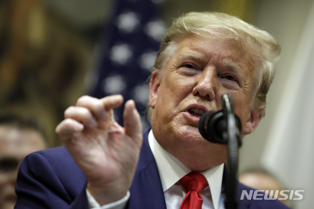 【워싱턴=AP/뉴시스】도널드 트럼프 미국 대통령이 7일(현지시간) 백악관 루즈벨트룸에서 열린 미일 무역협정서 서명식에 참석해 서명식이 끝난 후 연설하고 있다.&nbsp; 미일 양국은 일본의 농산물 시장 추가 개방 등을 골자로 한 미·일 무역협정에 공식 서명했으며 아베 신조 내각은 다음 주 중 협정 승인을 요구하는 의안을 국회에 제출할 예정이다. 2019.10.08. 