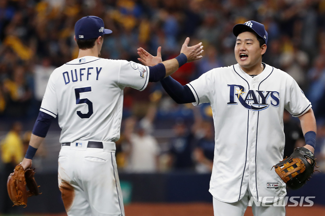 【세인트피터즈버그=AP/뉴시스】탬파베이 레이스의 최지만(오른쪽)이 7일(현지시간) 미 플로리다주 세인트피터즈버그 트로피카나필드에서 열린 아메리칸리그(ALDS) 디비전시리즈 3차전 휴스턴 애스트로스와의 경기를 승리로 마치고 동료 맷 더피와 자축하고 있다. 최지만은 4번 타자 1루수로 선발 출전해 3회 말 그레인키를 상대로 자신의 메이저리그 데뷔 후 PS 첫 홈런을 치며 팀의 10-3 승리에 힘을 보탰다. 2019.10.08.
