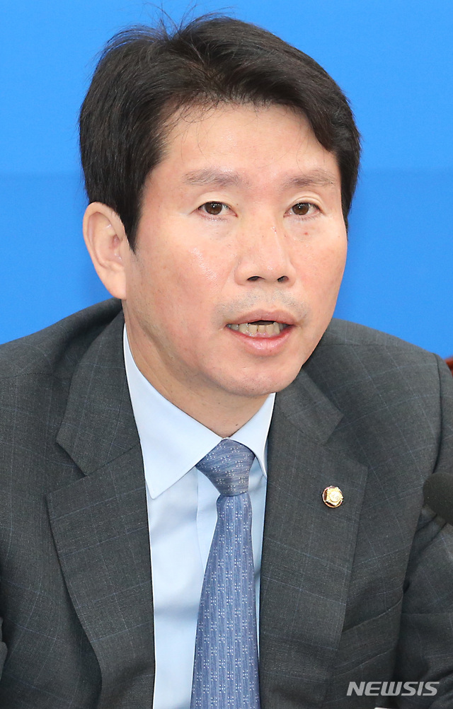 【서울=뉴시스】이종철 기자 = 8일 서울 여의도 국회에서 열린 더불어민주당 원내대책회의-상임위 간사단 연석회의에서 이인영 원내대표가 여상규 법사위원장을 성토하는 모두발언을 하고 있다. 2019.10.08. jc4321@newsis.com