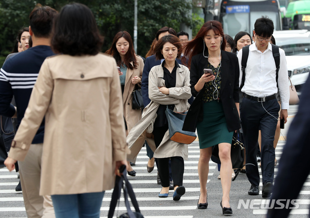 【서울=뉴시스】이윤청 기자 = 찬 이슬이 맺히기 시작한다는 절기상 '한로'인 지난 8일 서울 종로구 광화문광장에서 시민들이 출근하고 있다. 2019.10.08. radiohead@newsis.com