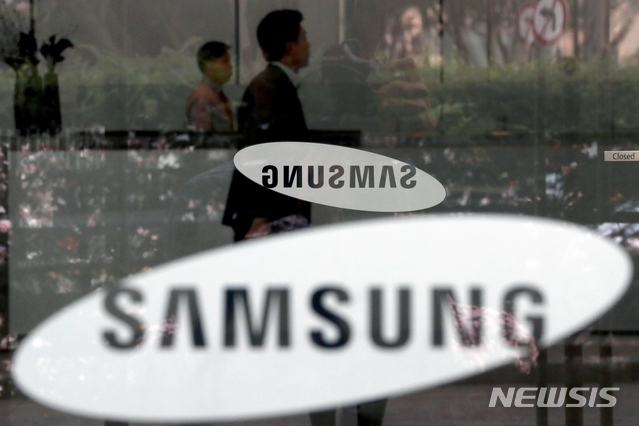 【서울=뉴시스】김병문 기자 = 8일 오전 삼성전자가 연결기준 매출 62조원, 영업이익 7조7000억원의 2019년 3분기 잠정 실적을 발표했다.전년 동기 대비는 매출은 5.29%, 영업이익은 56.18% 감소했지만, 전분기 대비 매출은 10.46%, 영업이익은 16.67% 늘어났다.&nbsp; 사진은 이날 오전 서울 서초구 삼성전자 서초사옥의 모습. 2019.10.08.&nbsp; dadazon@newsis.com
