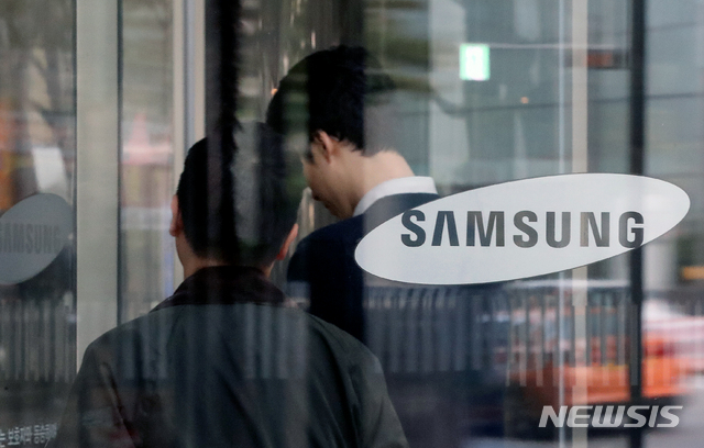【서울=뉴시스】김병문 기자 = 8일 오전 삼성전자가 연결기준 매출 62조원, 영업이익 7조7000억원의 2019년 3분기 잠정 실적을 발표했다.전년 동기 대비는 매출은 5.29%, 영업이익은 56.18% 감소했지만, 전분기 대비 매출은 10.46%, 영업이익은 16.67% 늘어났다. 사진은 이날 오전 서울 서초구 삼성전자 서초사옥의 모습. 2019.10.08. dadazon@newsis.com