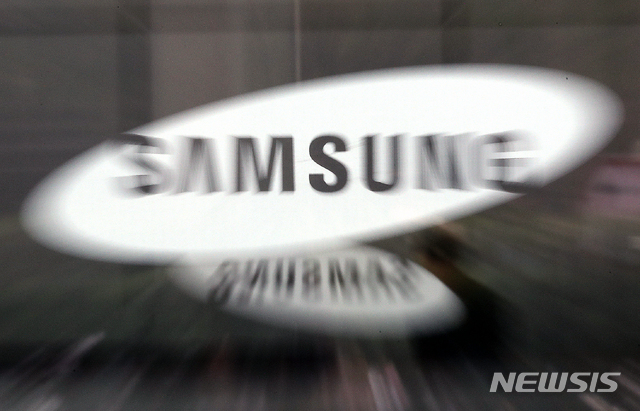 【서울=뉴시스】김병문 기자 = 8일 오전 삼성전자가 연결기준 매출 62조원, 영업이익 7조7000억원의 2019년 3분기 잠정 실적을 발표했다.전년 동기 대비는 매출은 5.29%, 영업이익은 56.18% 감소했지만, 전분기 대비 매출은 10.46%, 영업이익은 16.67% 늘어났다. 사진은 이날 오전 서울 서초구 삼성전자 서초사옥의 모습. 2020.06.02. dadazon@newsis.com