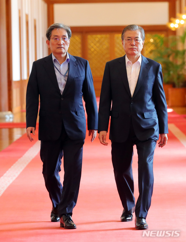 【서울=뉴시스】 배훈식 기자 = 문재인 대통령이 8일 청와대 세종실에서 열린 국무회의에 노영민 비서실장과 함께 입장하고 있다. 2019.10.08.dahora83@newsis.com