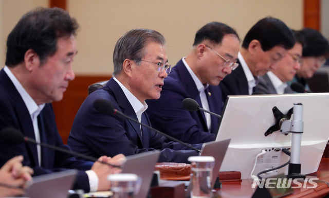 【서울=뉴시스】 배훈식 기자 = 문재인 대통령이 8일 청와대 세종실에서 열린 국무회의에서 발언하고 있다. 2019.10.08. dahora83@newsis.com