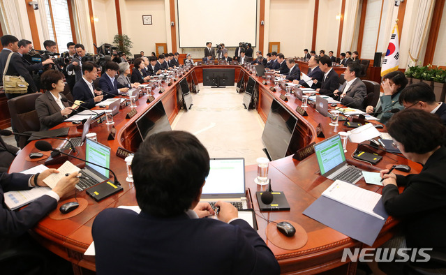 【서울=뉴시스】배훈식 기자 = 8일 청와대 본관에서 문재인 대통령이 주재하는 국무회의가 열리고 있다. 2019.10.08.&nbsp; dahora83@newsis.com