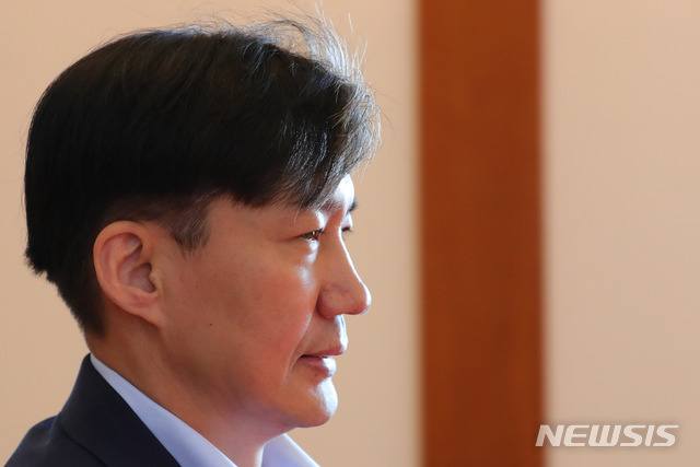 【서울=뉴시스】배훈식 기자 = 조국 법무부 장관이 8일 청와대 본관에서 열린 국무회의에 참석하고 있다. 2019.10.08. dahora83@newsis.com