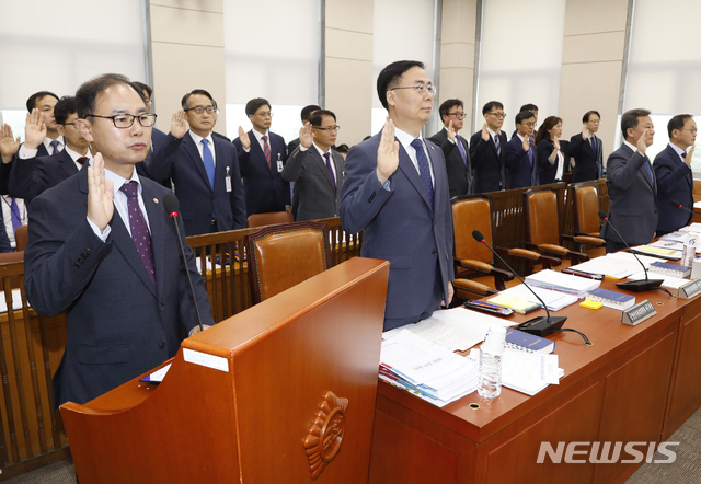 【서울=뉴시스】고승민 기자 = 8일 서울 여의도 국회에서 열린 행정안전위원회의 중앙선거관리위원회, 인사혁신처 국정감사에서 박영수 중앙선관위 사무총장 등 증인들이 증인선서를 하고 있다. 2019.10.08.kkssmm99@newsis.com