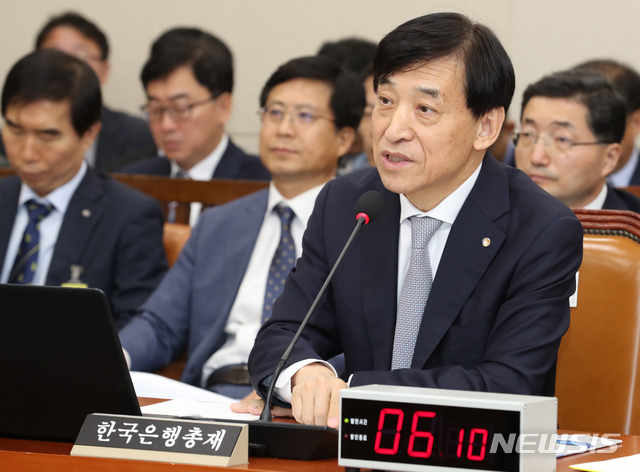 【서울=뉴시스】김명원 기자 = 8일 오전 서울 여의도 국회 기획재정위원회에서 열린 한국은행 국정감사에서 이주열 한국은행 총재가 의원들의 질의에 답변하고 있다. 2019.10.08.&nbsp; kmx1105@newsis.com 