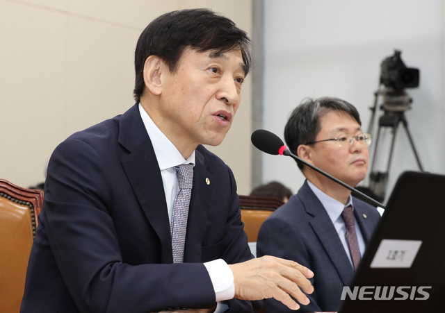 【서울=뉴시스】김명원 기자 = 81일 오후 서울 여의도 국회 기획재정위원회에서 열린 한국은행 국정감사에서 이주열 한국은행 총재가 의원들의 질의에 답변하고 있다. 2019.10.08. kmx1105@newsis.com