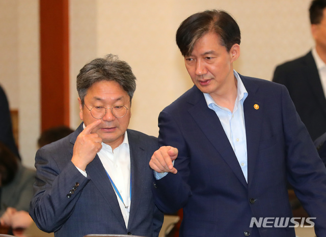 【서울=뉴시스】배훈식 기자 = 조국(오른쪽) 법무부 장관이 8일 청와대 본관에서 열린 국무회의에 참석하며 강기정 정무수석과 대화하고 있다. 2019.10.08. dahora83@newsis.com