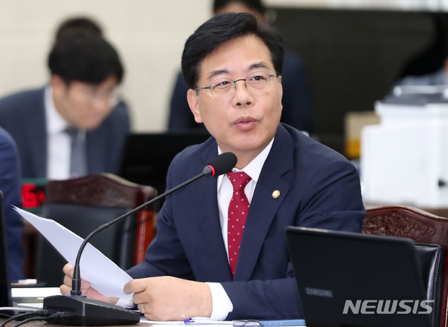 【제주=뉴시스】우장호 기자 = 송언석 자유한국당 의원이 8일 오전 제주도청 4층 탐라홀에서 열린 제주도 국정감사에서 질의를 하고 있다. 2019.10.08.&nbsp; woo1223@newsis.com