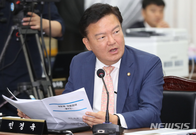 【제주=뉴시스】우장호 기자 = 민경욱 자유한국당 의원이 8일 오전 제주도청 4층 탐라홀에서 열린 제주도 국정감사에서 질의를 하고 있다. 2019.10.08.&nbsp; woo1223@newsis.com