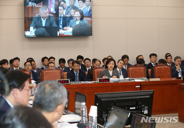 【서울=뉴시스】이종철 기자 = 8일 서울 여의도 국회에서 열린 산업통상자원중소벤처기업위원회의 중소벤처기업부의 국정감사에서 박영선 중소벤처기업부 장관이 한국당 장석춘 의원의 질의에 답변을 하고 있다. 2019.10.08. jc4321@newsis.com