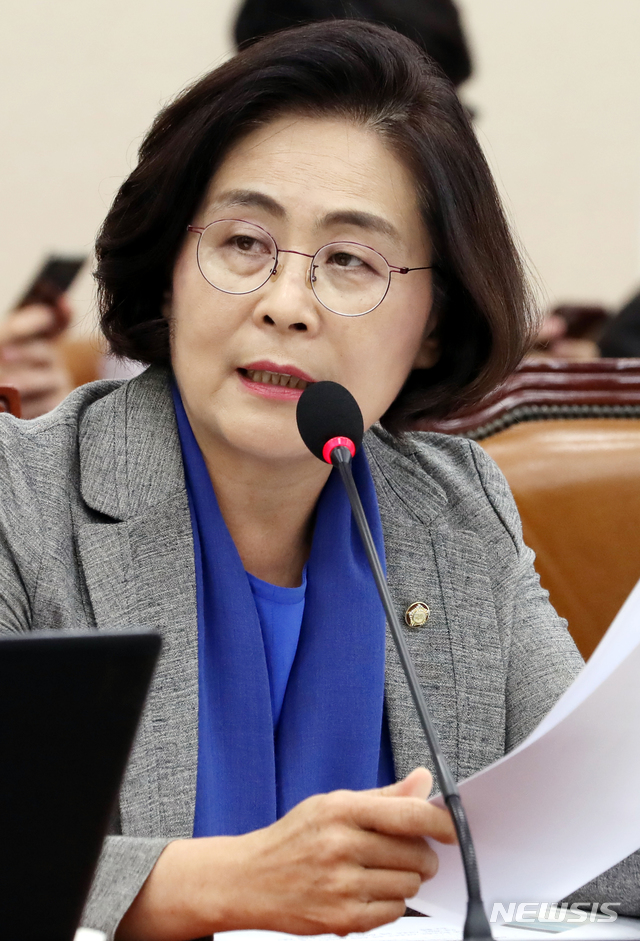 【서울=뉴시스】김명원 기자 = 8일 오전 서울 여의도 국회 기획재정위원회에서 열린 한국은행 국정감사에서 유승희 더불어민주당 의원이 질의하고 있다. 2019.10.08. kmx1105@newsis.com