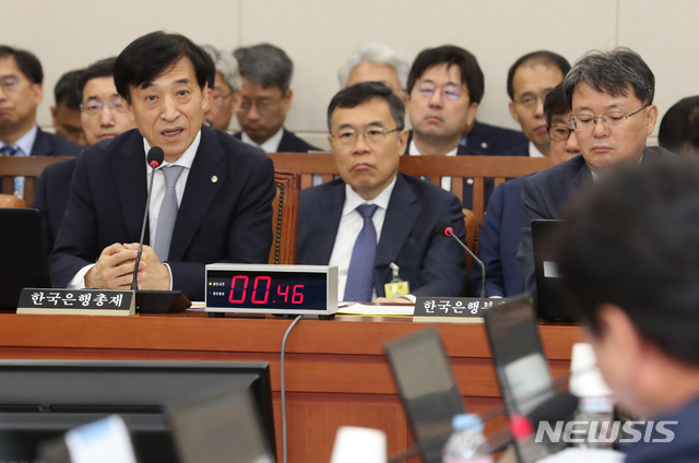 【서울=뉴시스】김명원 기자 = 8일 오전 서울 여의도 국회 기획재정위원회에서 열린 한국은행 국정감사에서 심기준 더불어민주당 의원이 질의에 이주열 한은 총재가 답변하고 있다. 2019.10.08. kmx1105@newsis.com
